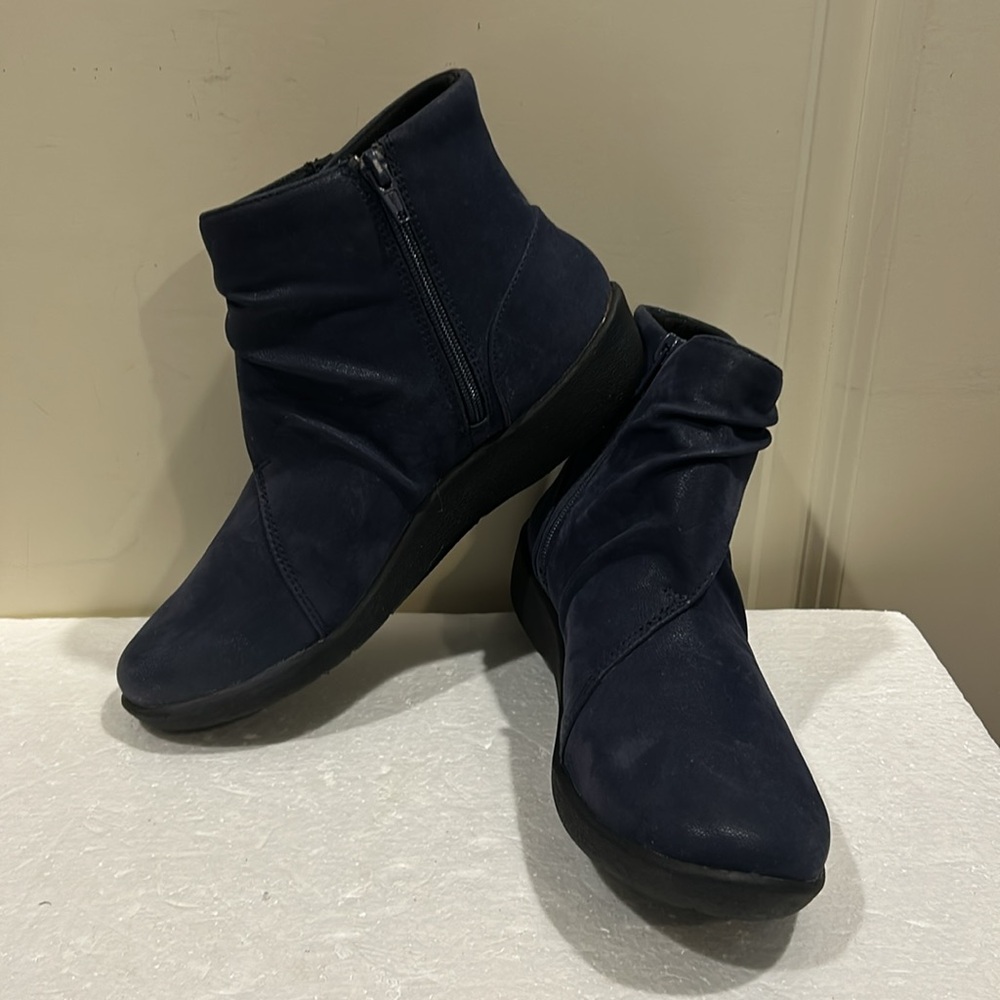 NWT Clarks Cloudsteppers cushion insoles Ankle ruched Boots zip up size 7 blue